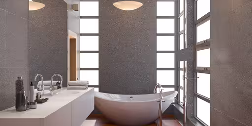 Badezimmer mit freistehender Badewanne