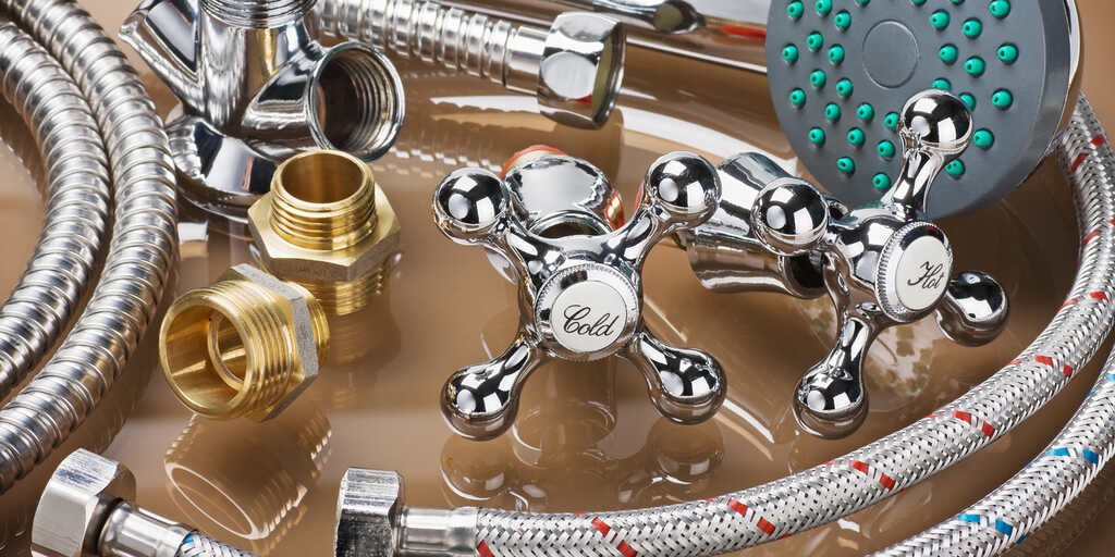 Duschkopf, Wasserhahn und Leitungen