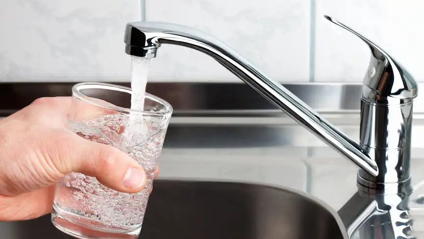 Wasserhahn mit Glas