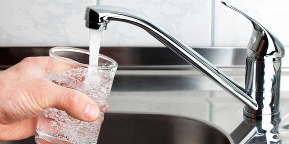 Wasserhahn mit Glas
